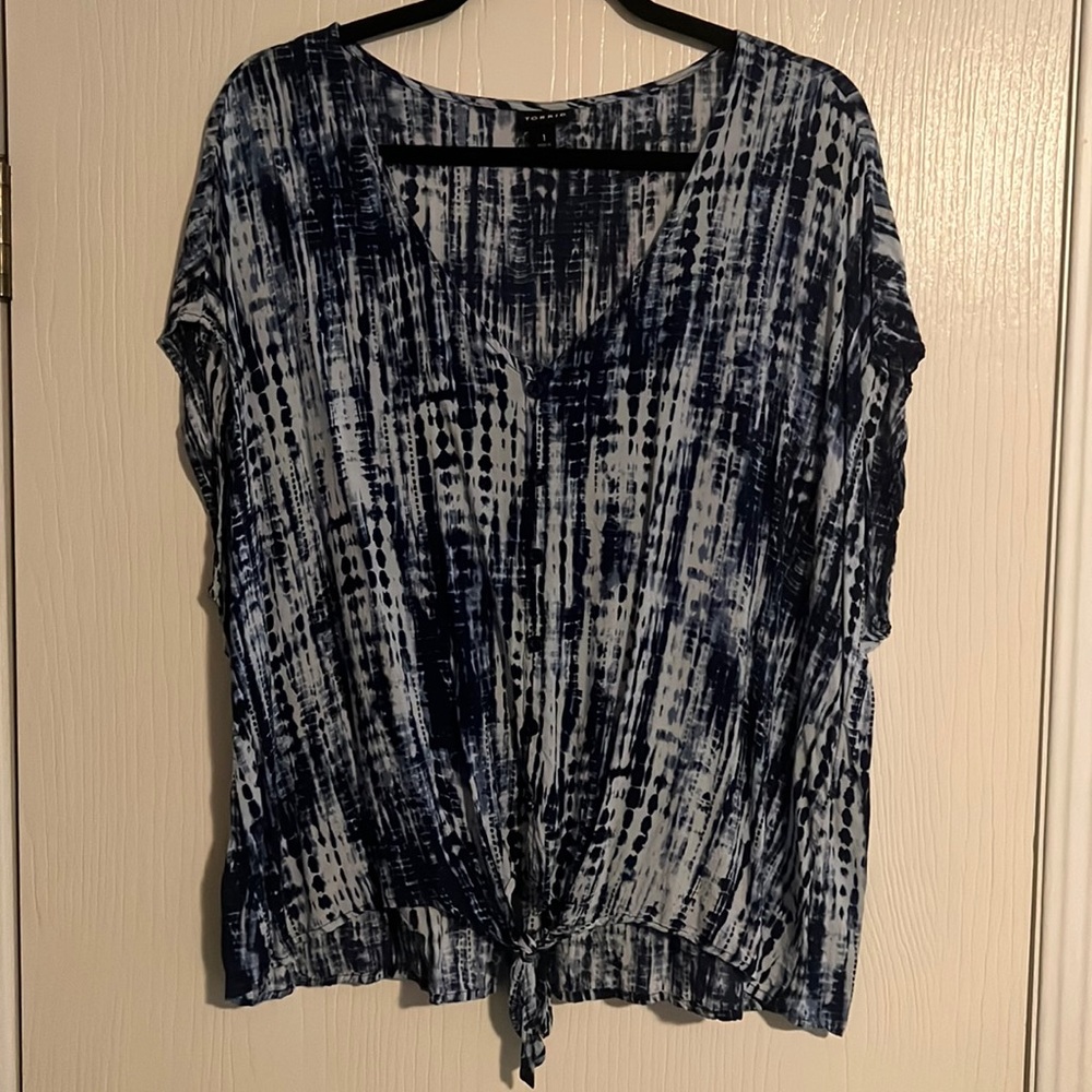 TORRID 💙🤍Gently used dolman blouse🤍💙